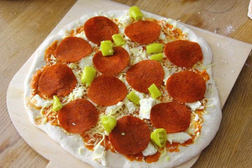 Pizza Pepperoni mit Pepperoniwurst und grünen Chilis